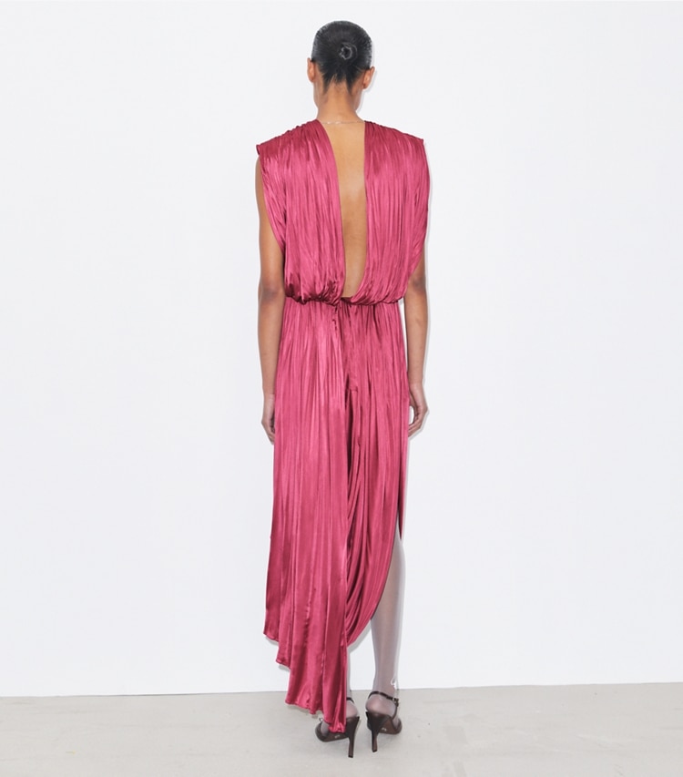 Tory Burch designer robes Robe drapée en jersey in Cranberry on model back