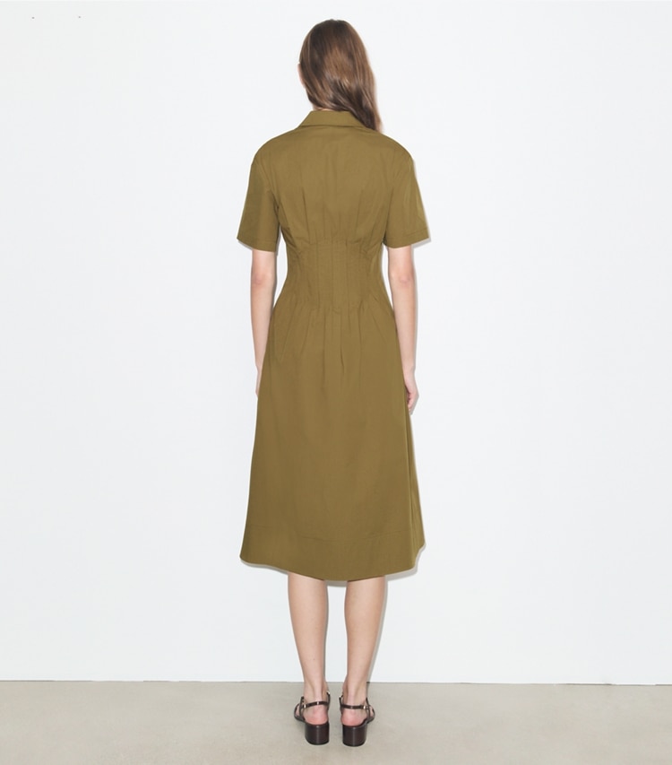 Tory Burch designer robes Robe en popeline à taille plissée dans Olive sur modèle, de dos