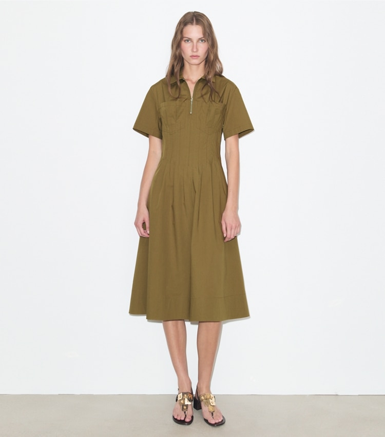 Tory Burch designer robes Robe en popeline à taille plissée dans Olive sur modèle, de face
