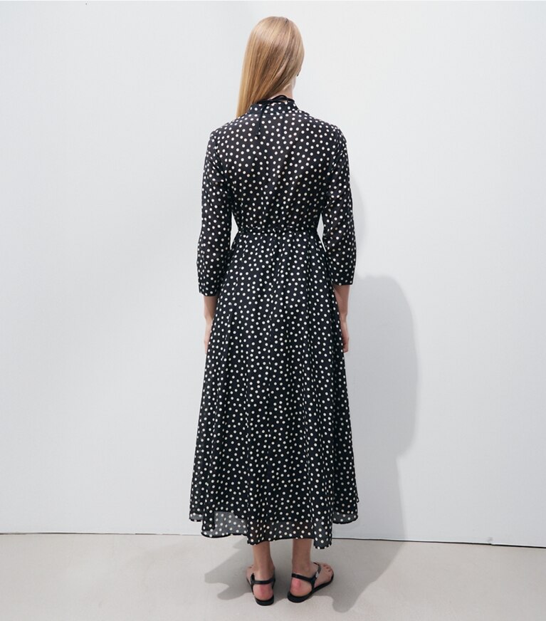 Tory Burch designer robes Robe en coton à rayures in Black Dot on model back