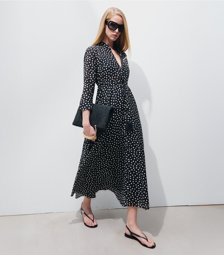Tory Burch designer robes Robe en coton à rayures in Black Dot sur mannequin, devant