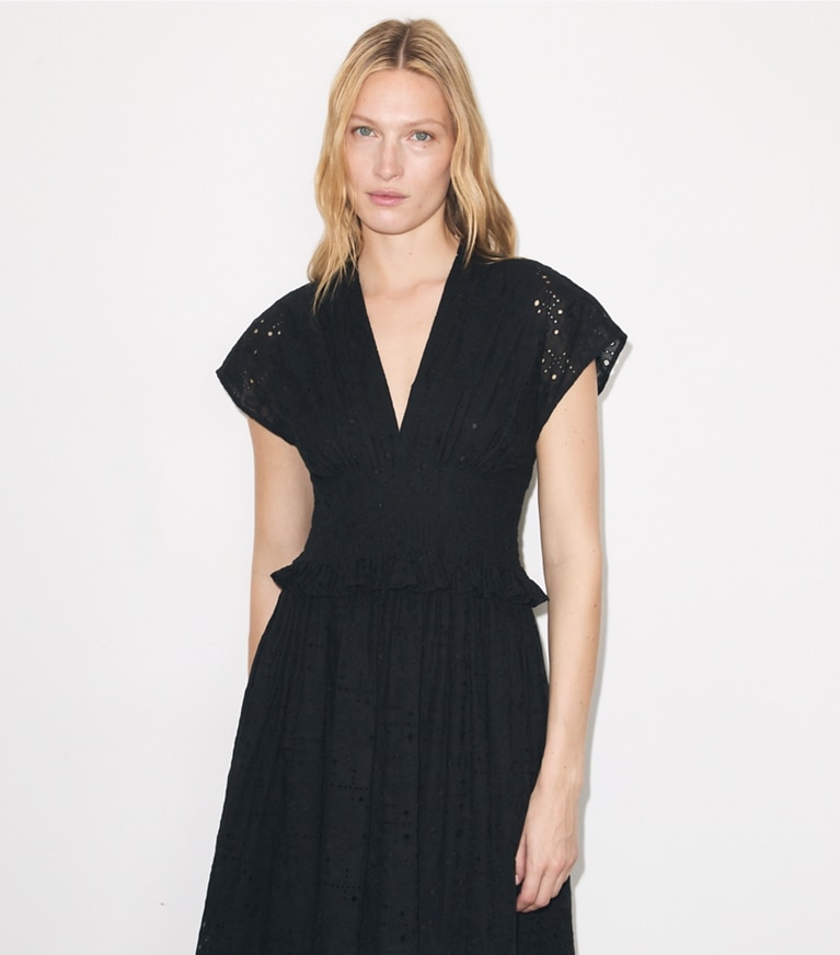 Tory Burch designer robes Robe en coton ajouré in Black on model detail
