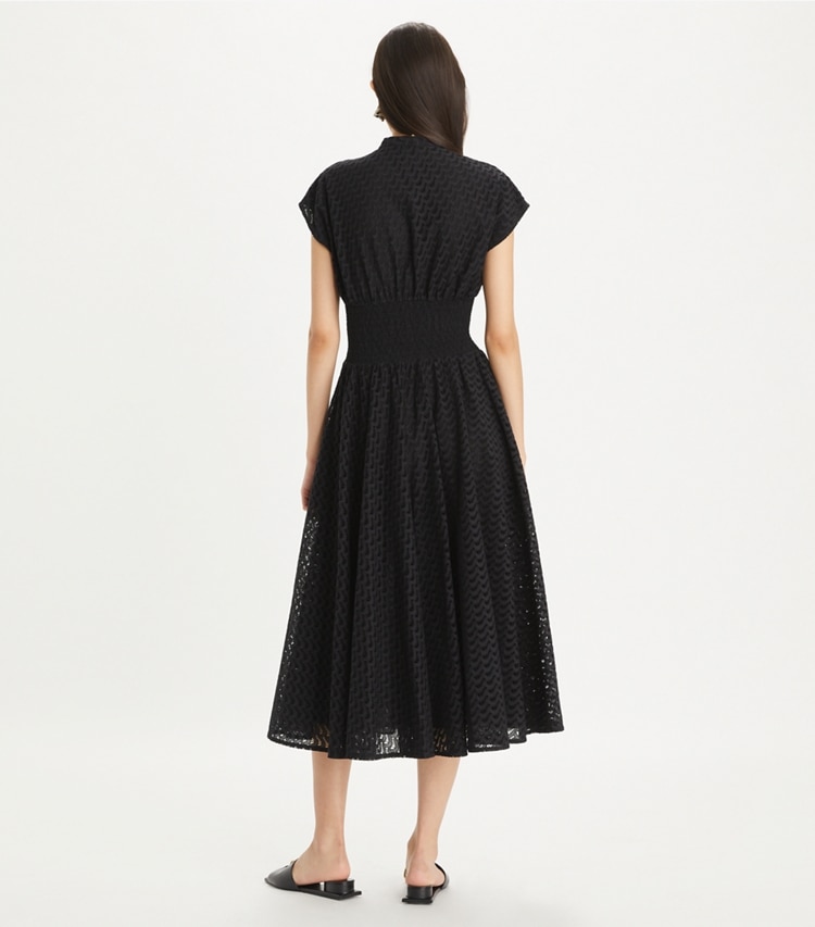 Tory Burch designer robes Robe en coton brodé in Black on model back