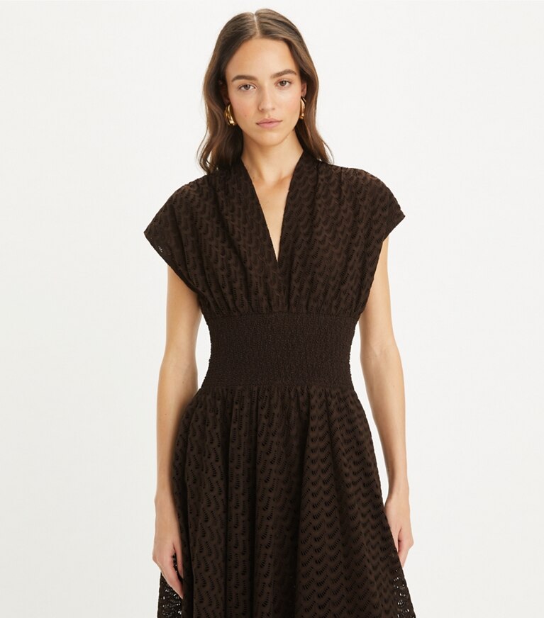 Tory Burch designer robes Robe en coton brodé in Dark Cacao on model detail