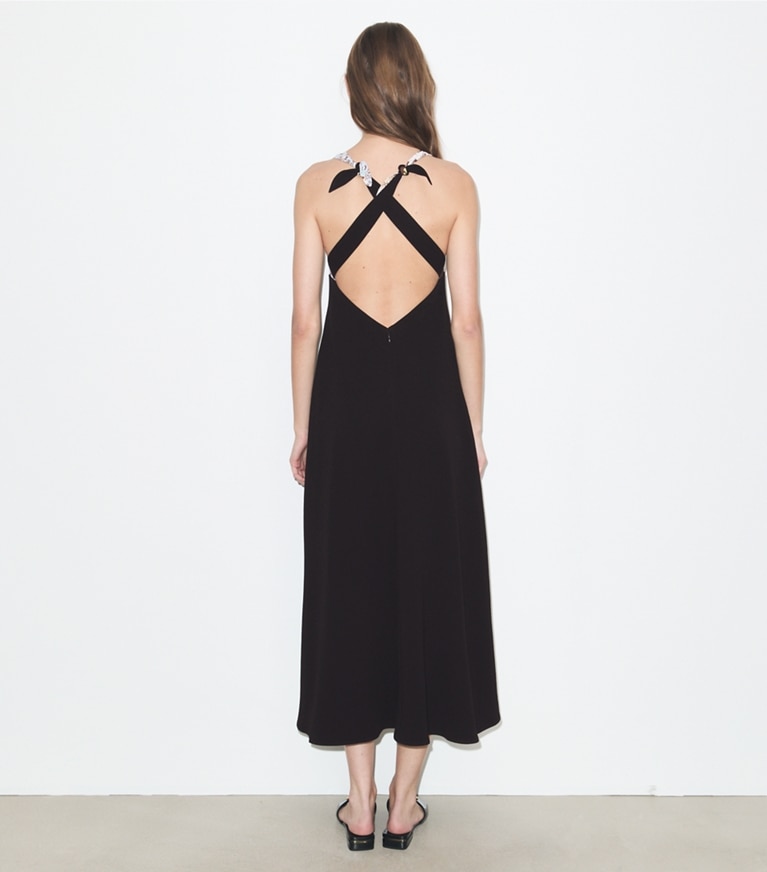 Tory Burch designer robes Robe en crêpe à nouer dans le dos in Black on model back
