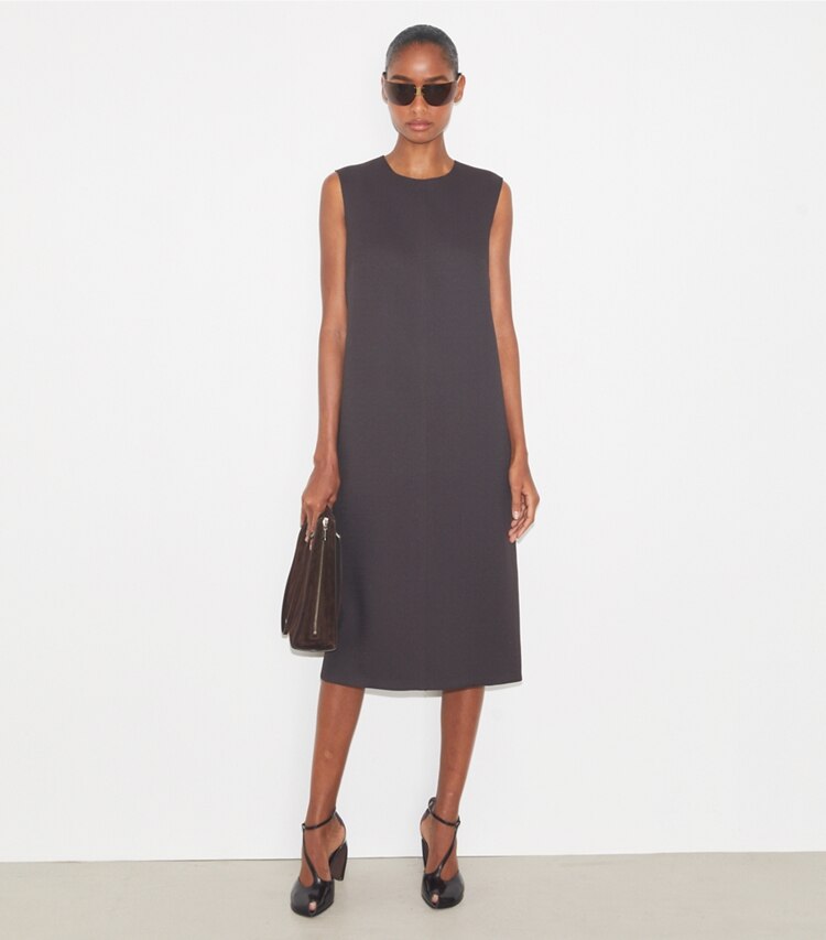 Tory Burch designer robes Robe en crêpe dans Dark Mocha sur modèle, de face