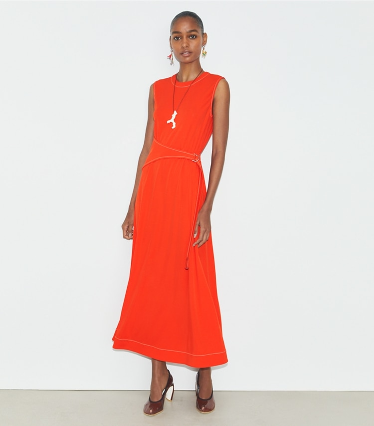 Tory Burch designer robes Robe en jersey à ceinture in Deep Poppy sur mannequin, devant