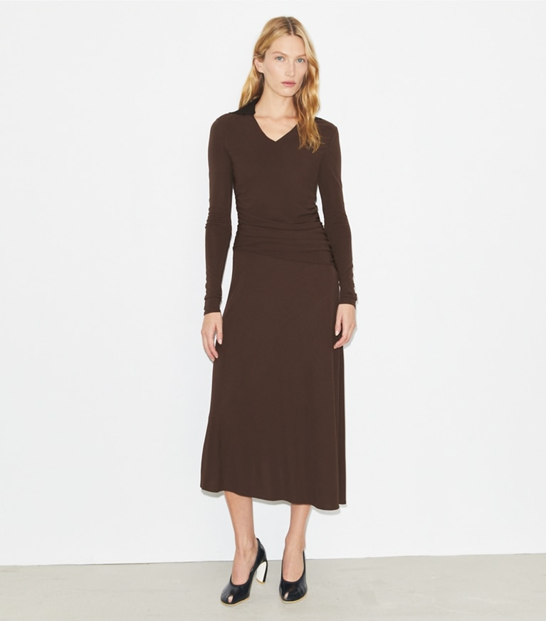 Tory Burch designer robes Robe en jersey à col dans Dark Mocha sur modèle, de face