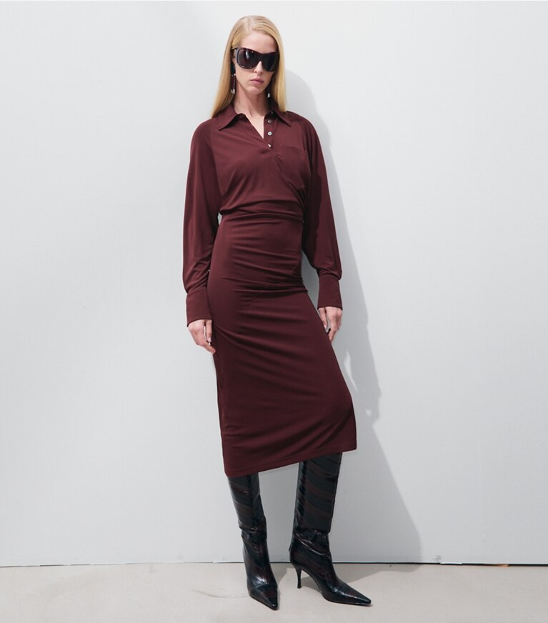 Tory Burch designer robes Robe en jersey à manches à revers in Mahogany sur mannequin, devant