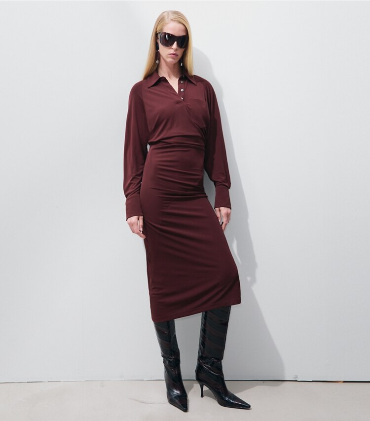 Tory Burch designer robes Robe en jersey à poignets dans Mahogany sur modèle, de face