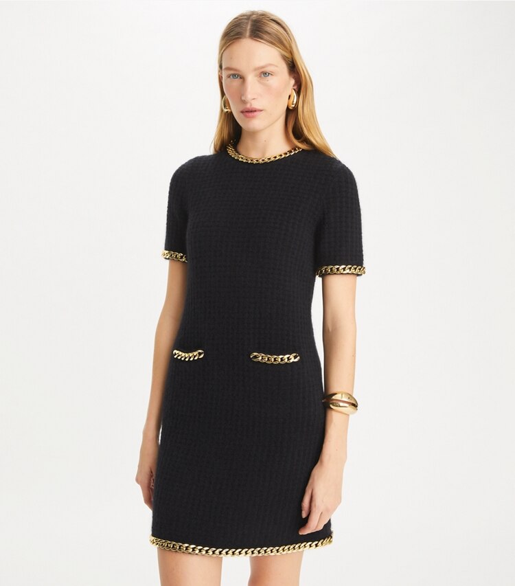 Tory Burch designer robes Robe en laine à ornement chaîne in Black on model detail