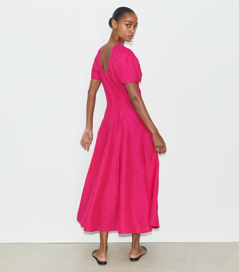 Tory Burch designer robes Robe en lin à manches ballon dans Bold Pink sur modèle, de dos