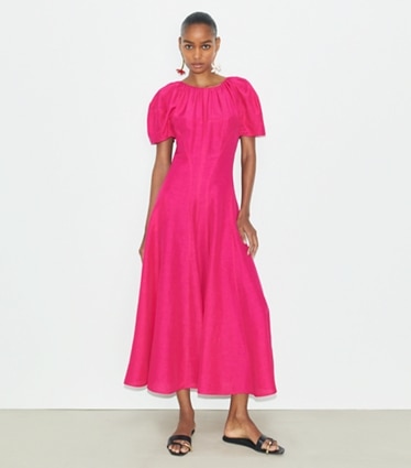 Tory Burch designer robes Robe en lin à manches bouffantes in Bold Pink sur mannequin, devant