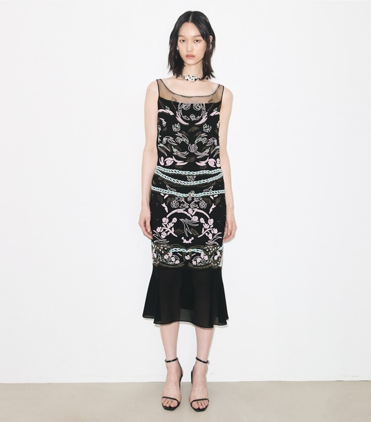 Tory Burch designer robes Robe en mesh ornementé in BLACK sur mannequin, devant