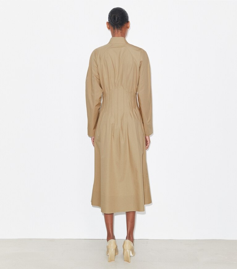 Tory Burch designer robes Robe en popeline dans Taupe Gray sur modèle, de dos