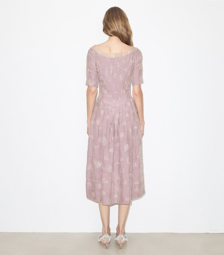 Tory Burch designer robes Robe en soie brodée dans Lilac sur modèle, de dos