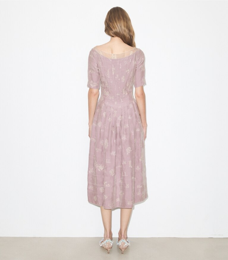Tory Burch designer robes Robe en soie brodée dans Lilac sur modèle, de dos