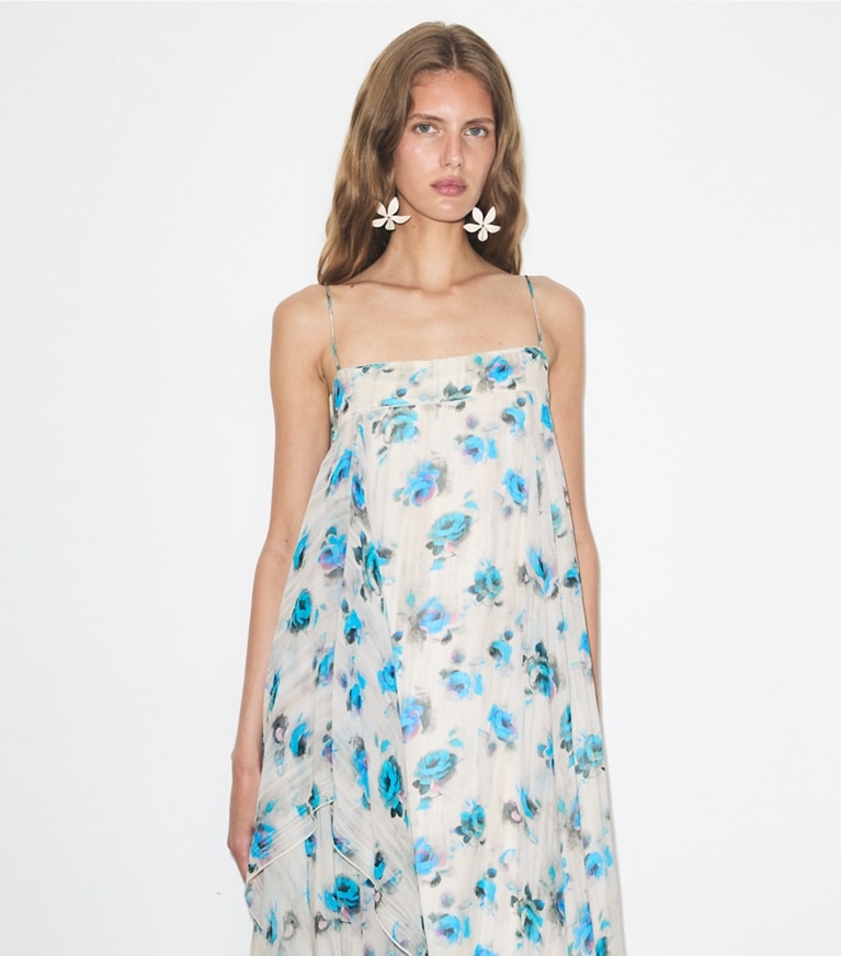 Tory Burch designer robes Robe en soie imprimée in Blue Roses on model detail
