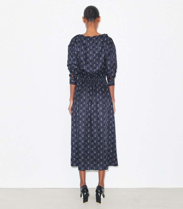 Tory Burch designer robes Robe en soie in Medium Navy Pajama Print on model back