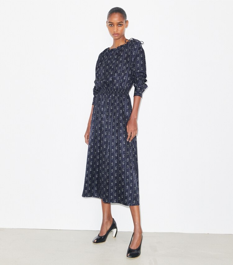 Tory Burch designer robes Robe en soie in Medium Navy Pajama Print sur mannequin, devant