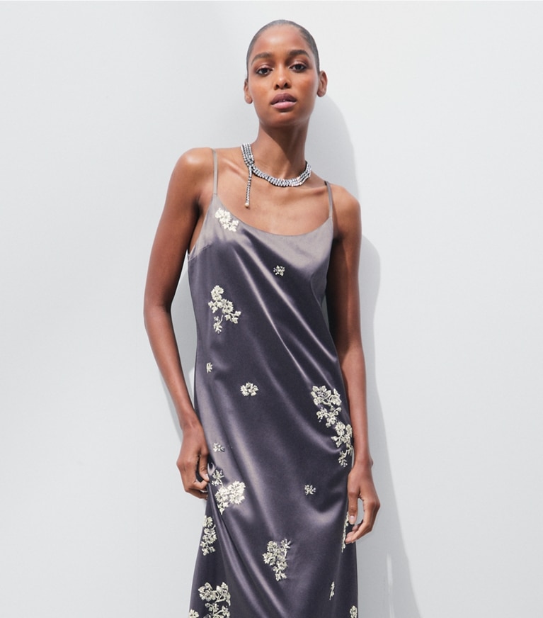 Tory Burch designer robes Robe en soie ornée dans Bluestone détail sur modèle