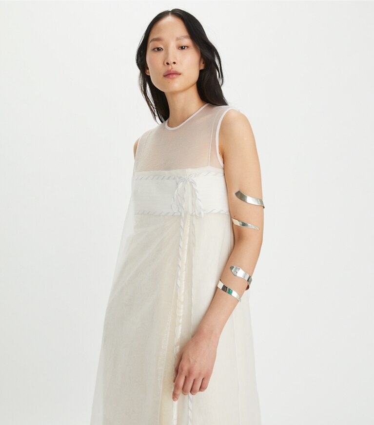 Tory Burch designer robes Robe en velours dévoré avec sur-robe transparente in New Ivory on model detail