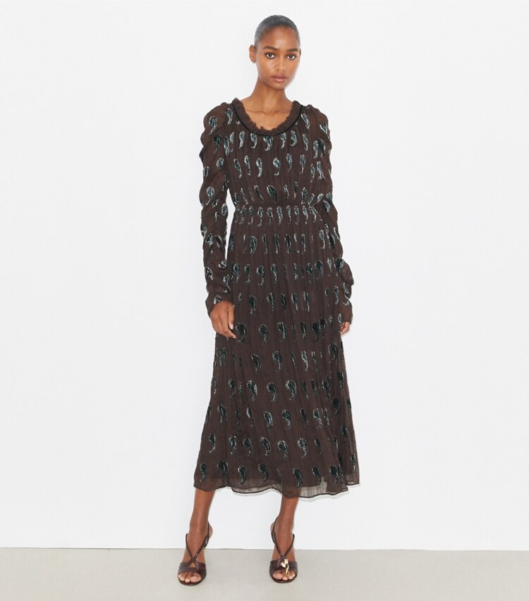 Tory Burch designer robes Robe en velours froncé dans Brown Paisley sur modèle, de face