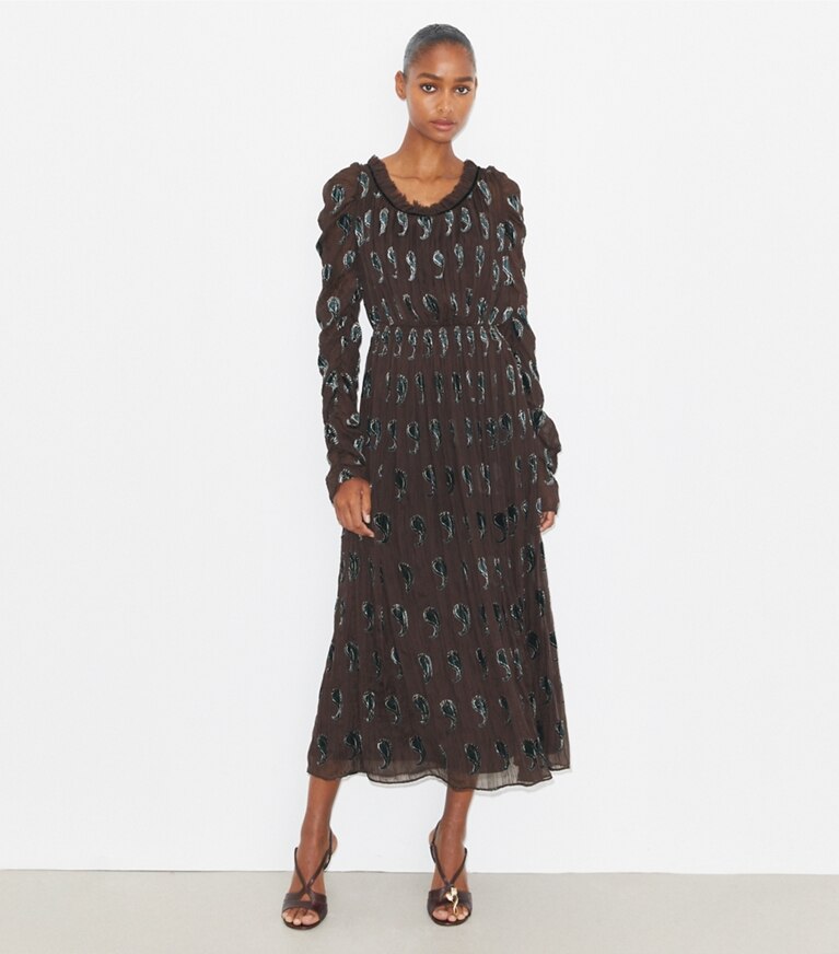 Tory Burch designer robes Robe en velours froncé dans Brown Paisley sur modèle, de face