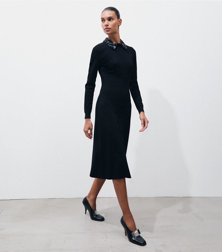 Tory Burch designer robes Robe en viscose à encolure brodée in BLACK sur mannequin, devant