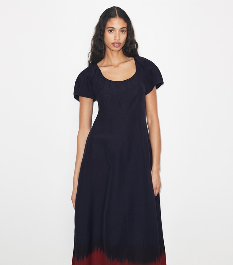 Tory Burch designer robes Robe en viscose à manches ballon in Medium Navy / Red on model detail