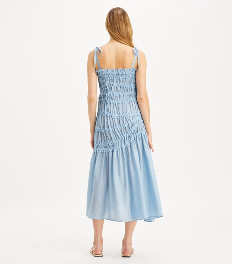 Tory Burch designer robes Robe en viscose smockée à nouer aux épaules dans Light Blue Sky sur modèle, de dos