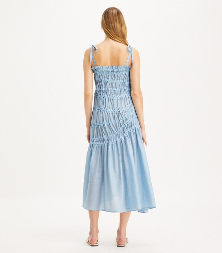 Tory Burch designer robes Robe en viscose smockée à nouer aux épaules dans Light Blue Sky sur modèle, de dos