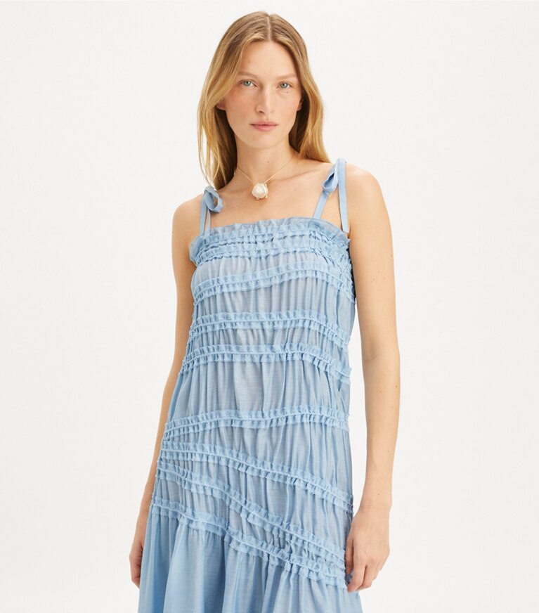 Tory Burch designer robes Robe en viscose smockée à nouer aux épaules dans Light Blue Sky détail sur modèle