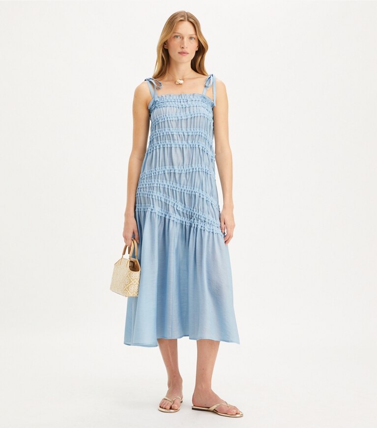 Tory Burch designer robes Robe en viscose smockée à nouer aux épaules dans Light Blue Sky sur modèle, de face