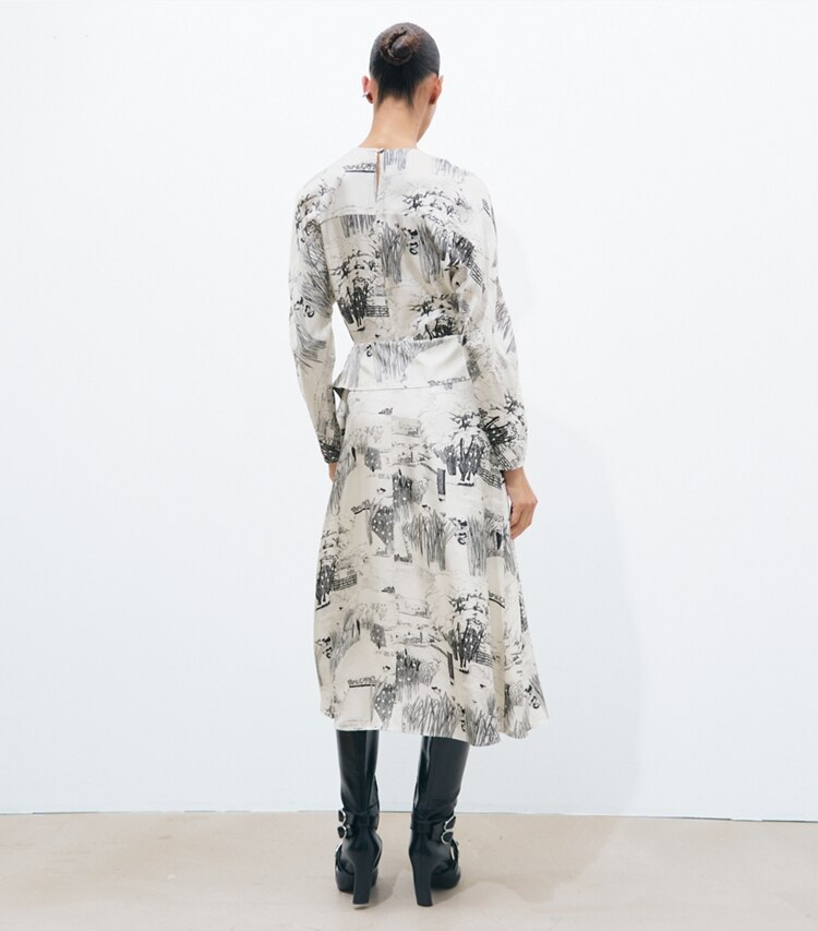 Tory Burch designer robes Robe imprimée en soie à taille nouée dans Ivory Forest sur modèle, de dos