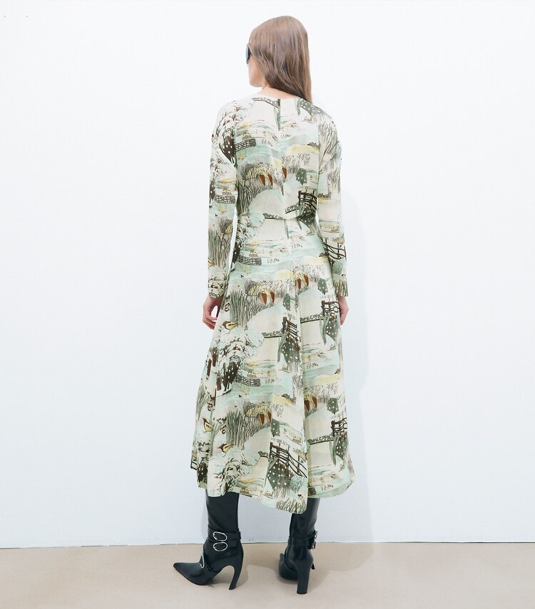 Tory Burch designer robes Robe imprimée en viscose à nœud dans Yellow Forest sur modèle, de dos