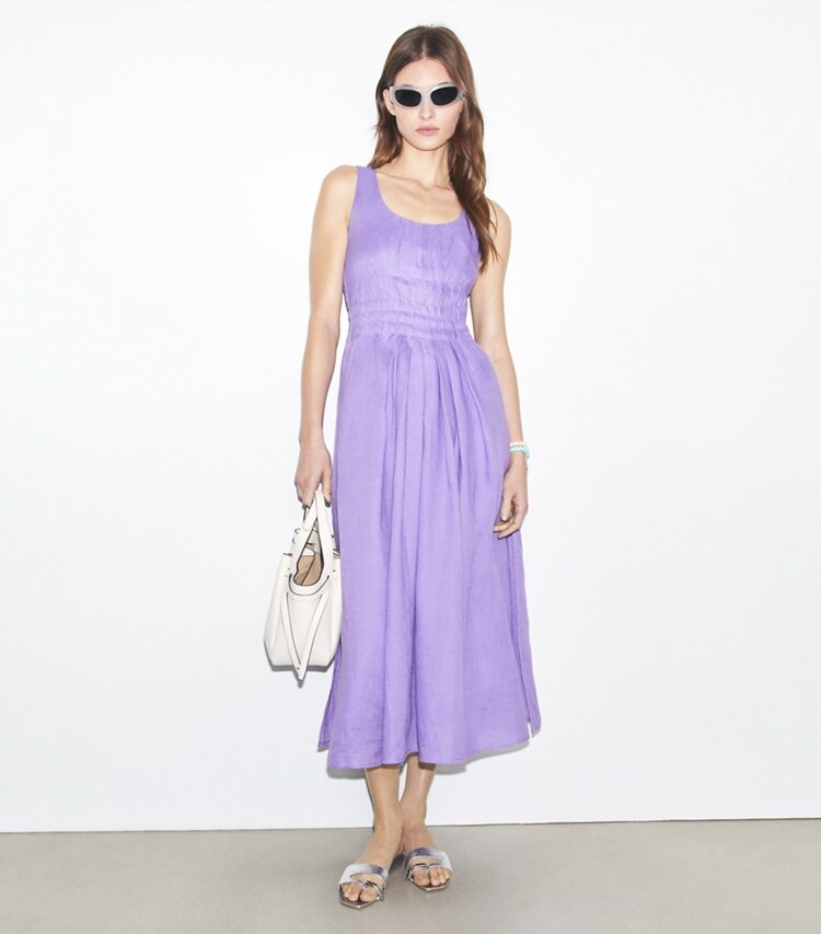 Tory Burch designer paréos Robe plissée en lin in Purple Thistle sur mannequin, devant