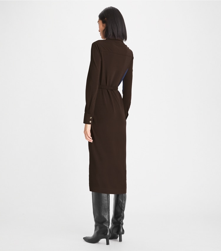Tory Burch designer robes Robe polo en jersey color-block in Dark Carob on model back