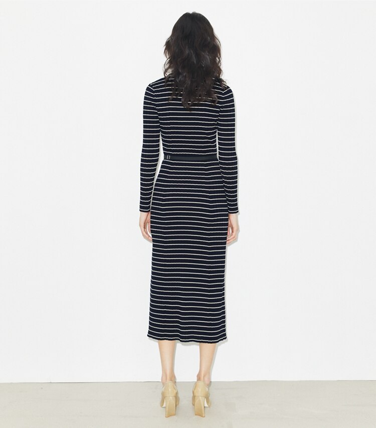 Tory Burch designer robes Robe polo en maille de coton dans Navy Classic Stripe sur modèle, de dos