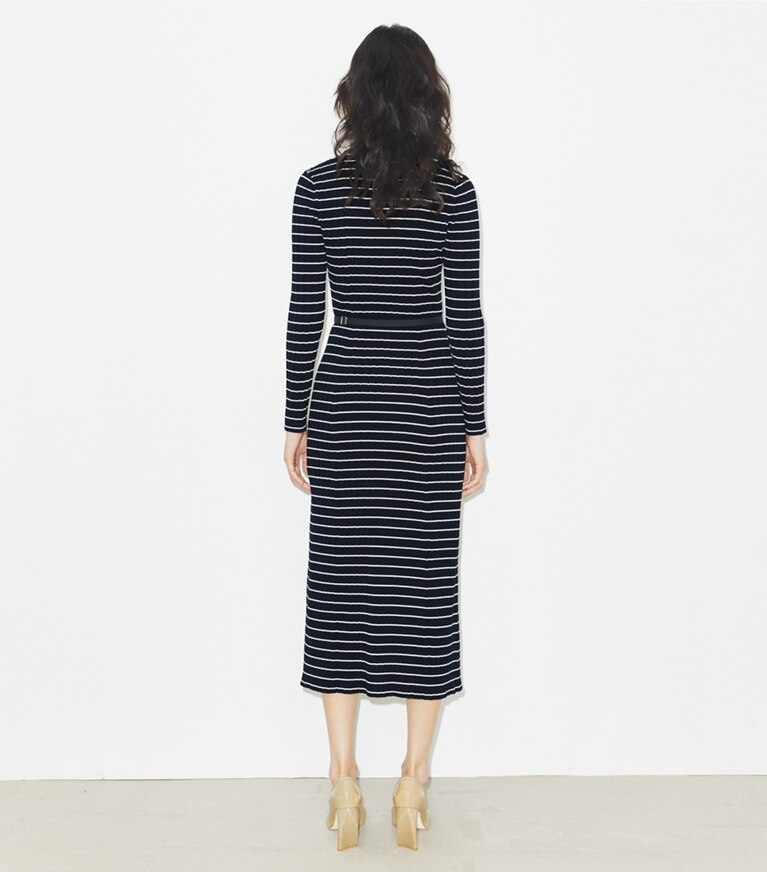 Tory Burch designer robes Robe polo en maille de coton dans Navy Classic Stripe sur modèle, de dos