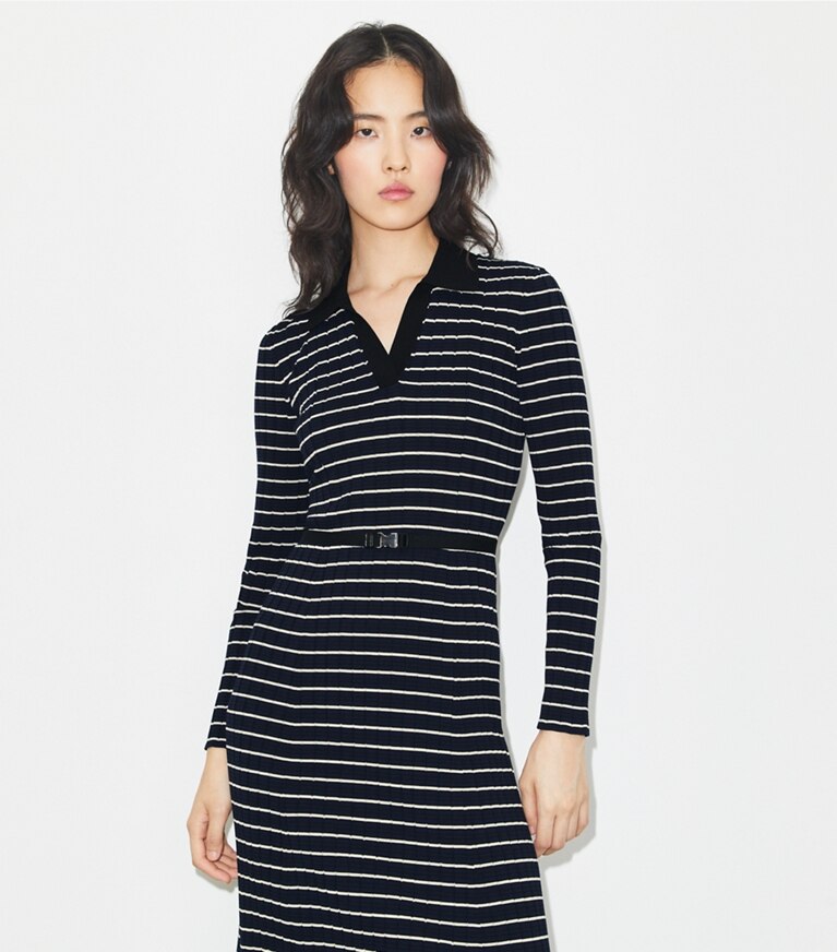 Tory Burch designer robes Robe polo en maille de coton dans Navy Classic Stripe détail sur modèle