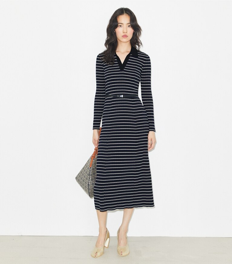 Tory Burch designer robes Robe polo en maille de coton dans Navy Classic Stripe sur modèle, de face