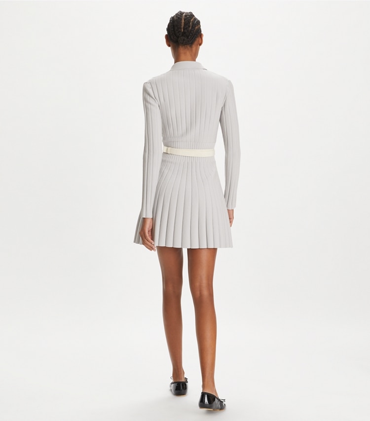 Tory Sport designer robes Robe polo en viscose tricotée dans Dewy Gray sur modèle, de dos