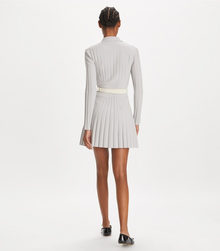 Tory Sport designer robes Robe polo en viscose tricotée dans Dewy Gray sur modèle, de dos