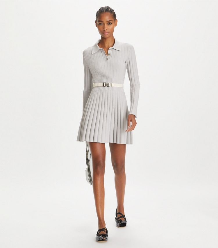 Tory Sport designer robes Robe polo en viscose tricotée dans Dewy Gray sur modèle, de face