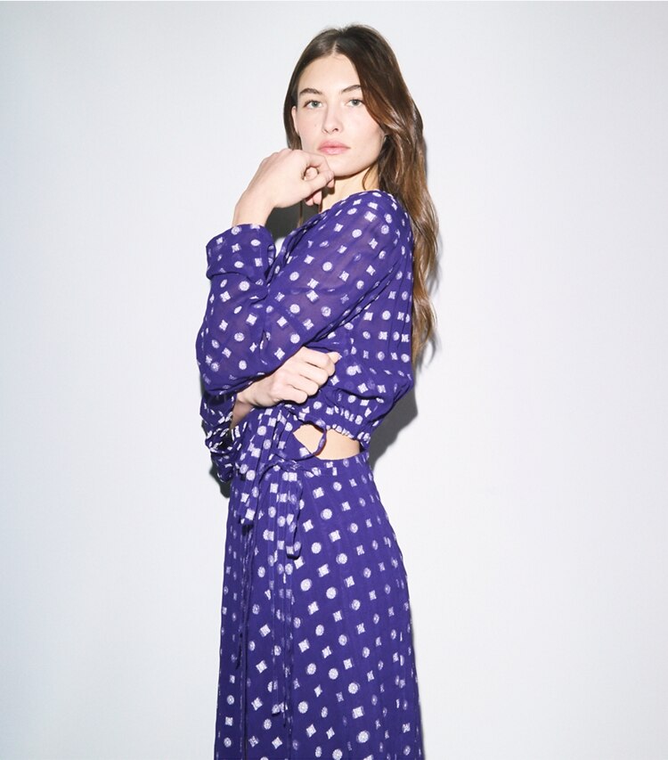 Tory Burch designer robes Robe portefeuille en jacquard in Ballpoint Ink Nothing Ditsy on model detail
