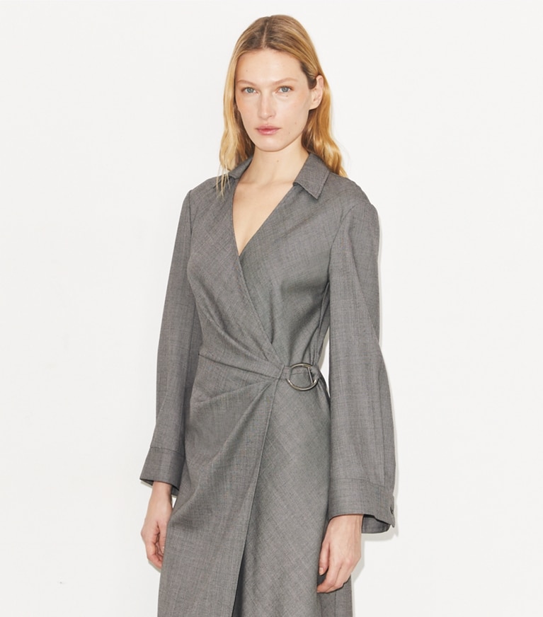 Tory Burch designer robes Robe portefeuille en laine in Black / Gray on model detail