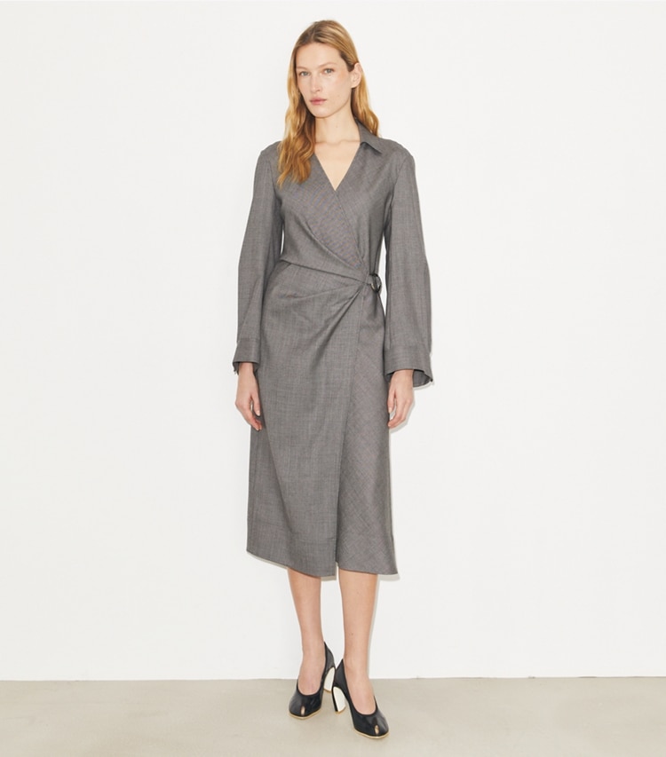 Tory Burch designer robes Robe portefeuille en laine in Black / Gray sur mannequin, devant