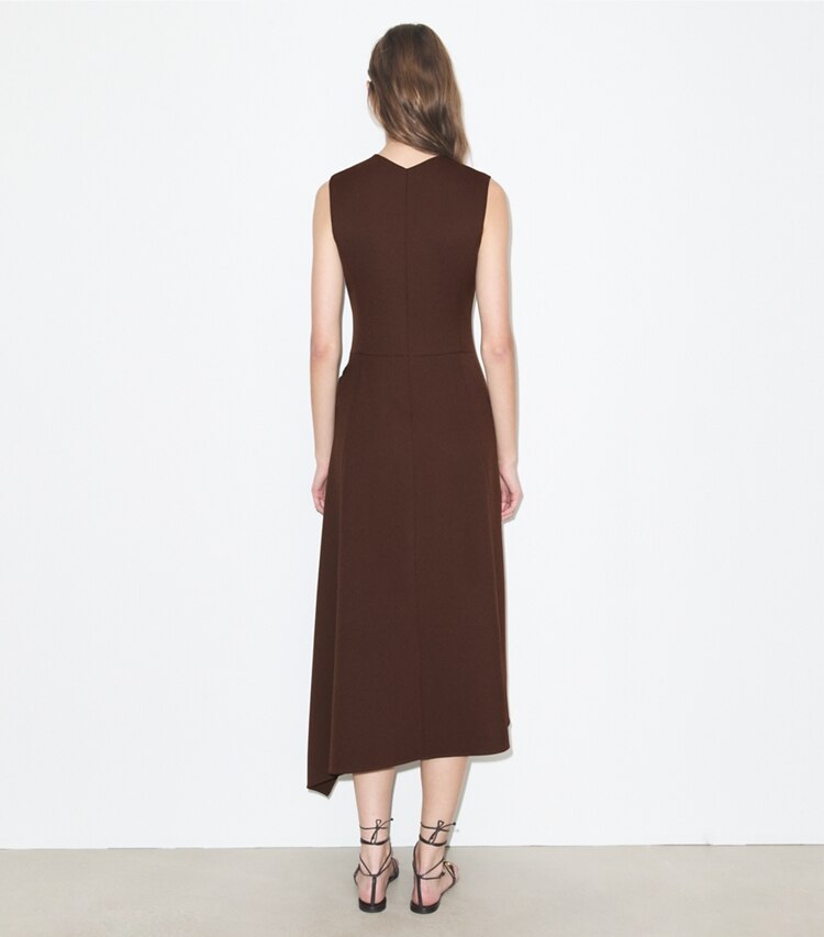 Tory Burch designer robes Robe portefeuille en sergé dans Light Chocolate sur modèle, de dos
