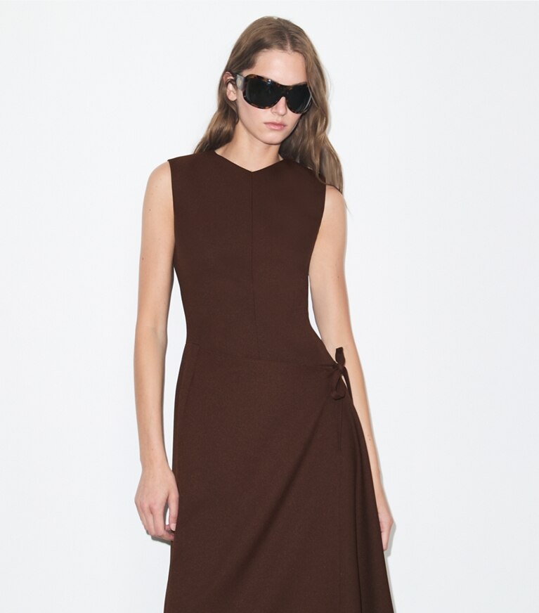 Tory Burch designer robes Robe portefeuille en sergé dans Light Chocolate détail sur modèle